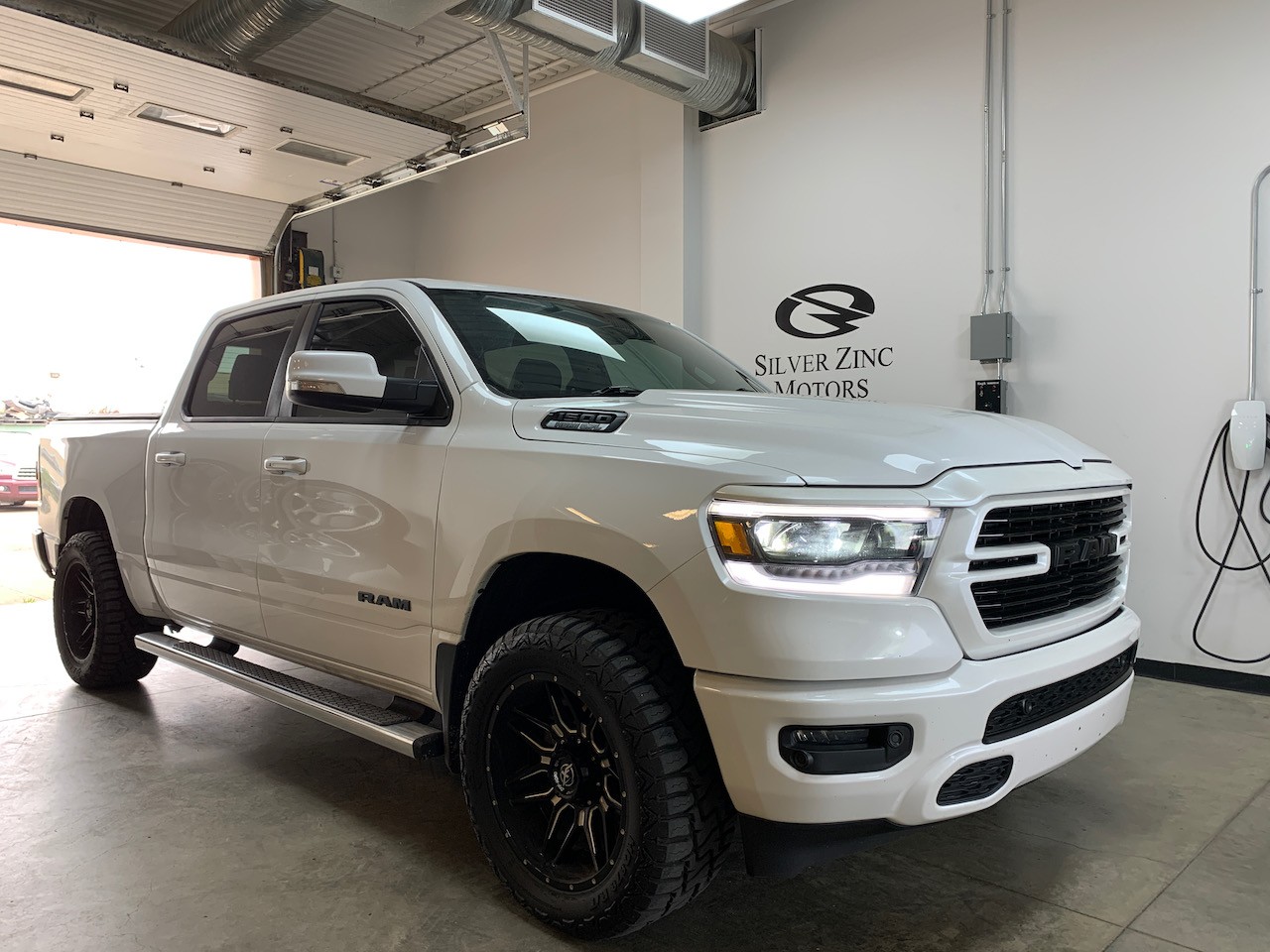 2019-ram-1500-sport-panoroof-loaded-remote-start-no-accidents