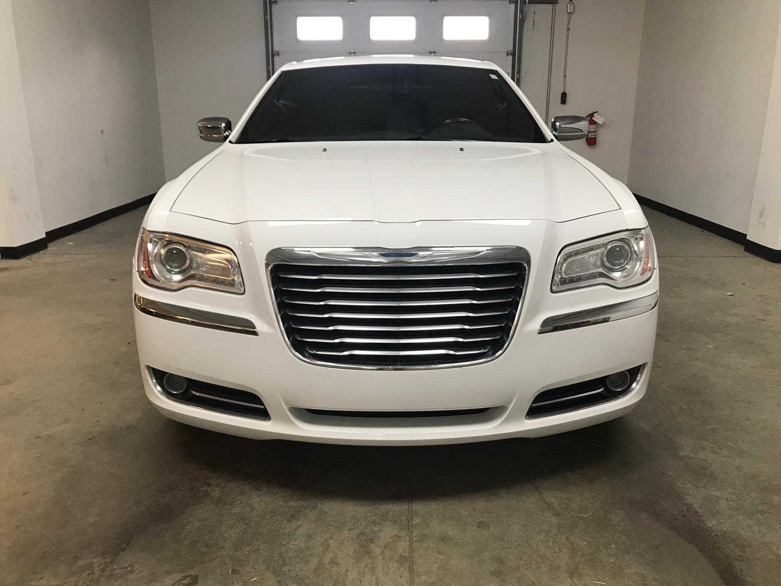 2011 Chrysler 300C AWD, HEMI,Pano Roof, Navi, LOW KM - Silverzinc Motors